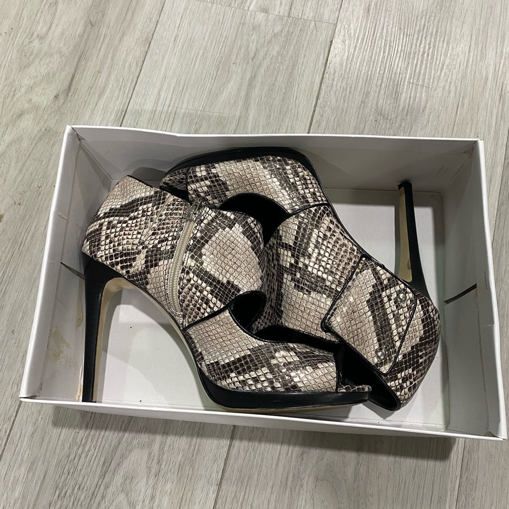 Calvin Klein: Lenora Classic Python Print Open To… - image 8